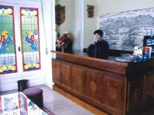 多姆桑丘一世酒店 2*